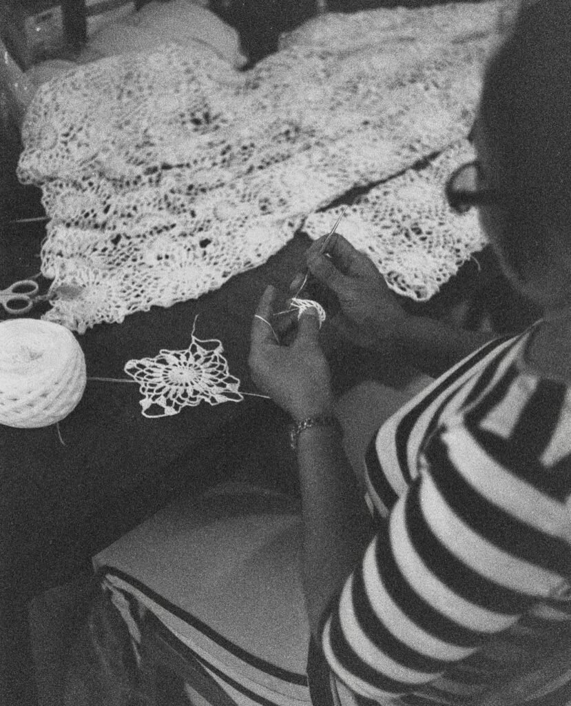 Artisane crochetant une pièce unique pour Maison Mektoob 