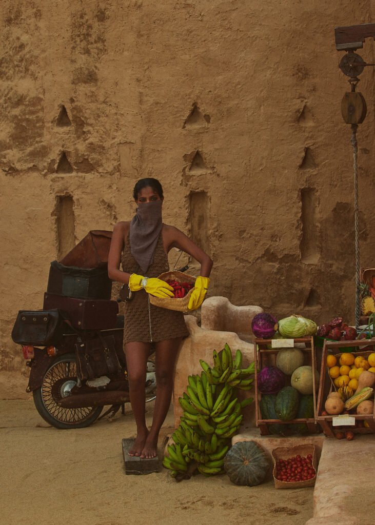 Bedouin, robe kaki clair de la Collection Nomad — Maison Mektoub, une présence libre et insaisissable entre sable et horizon