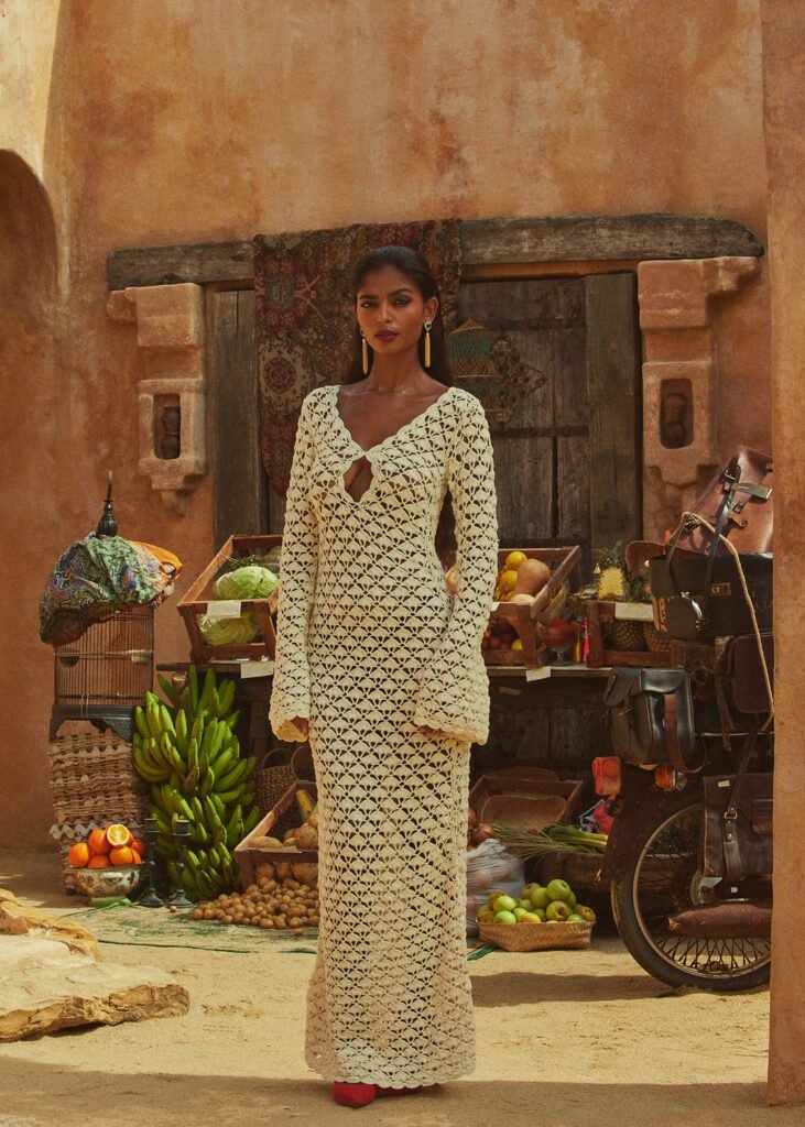 Mabrook, robe crème crochetée de la Collection Nomad — Maison Mektoub, hommage à la force féminine et au silence sacré.